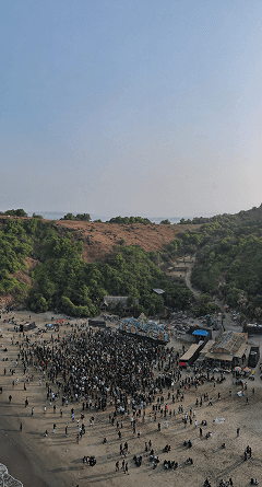 Axess moments crowd by the hills