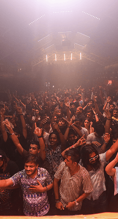 Axess moments beach crowd view